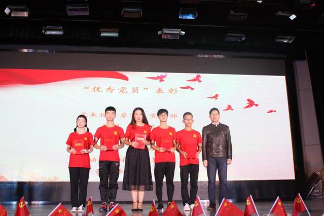 学工部部长宋健为优秀党员颁奖